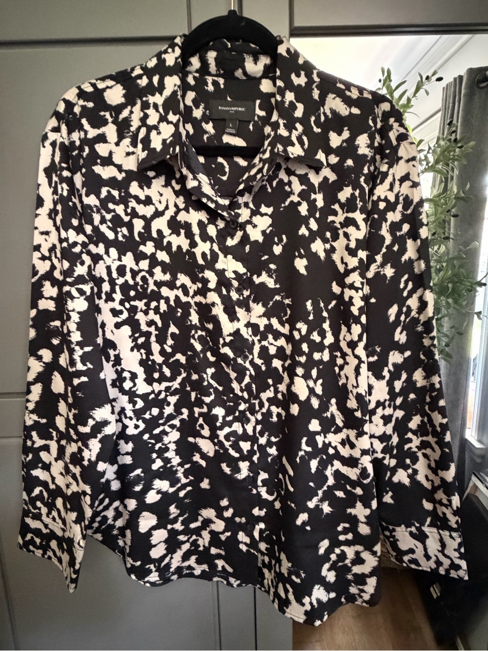 Banana Republic Black and Cream Abstract Print Button-Down Shirt